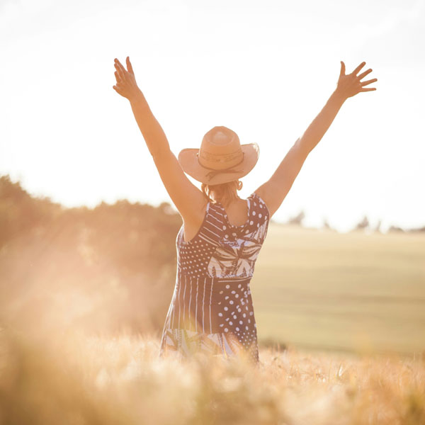 Mulher de braços abertos curso online criança interior ferida