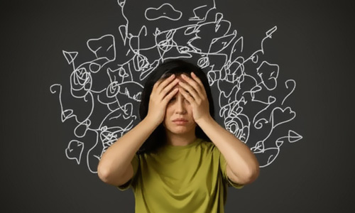 Mulher com as mão na cabeça confusa CIF